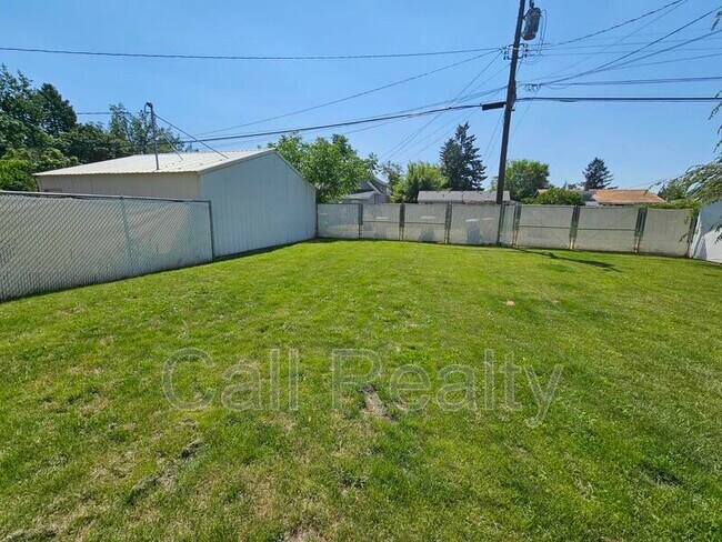 Building Photo - 2420 E Joseph Ave