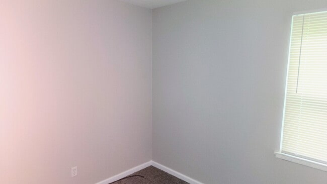 Building Photo - "Charming 3-Bedroom Gem in Hazelwood with Modern Comforts
