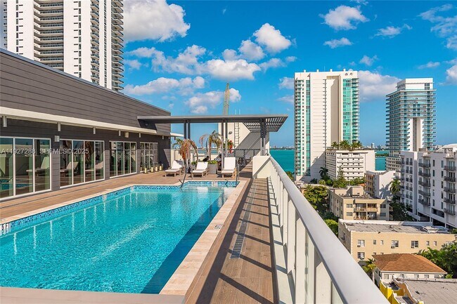 Building Photo - 321 NE 26th St