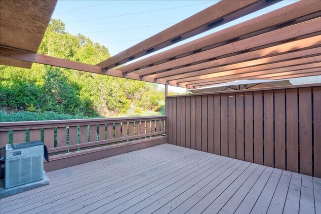 Building Photo - Beautiful End-Unit Townhome Centraly Located