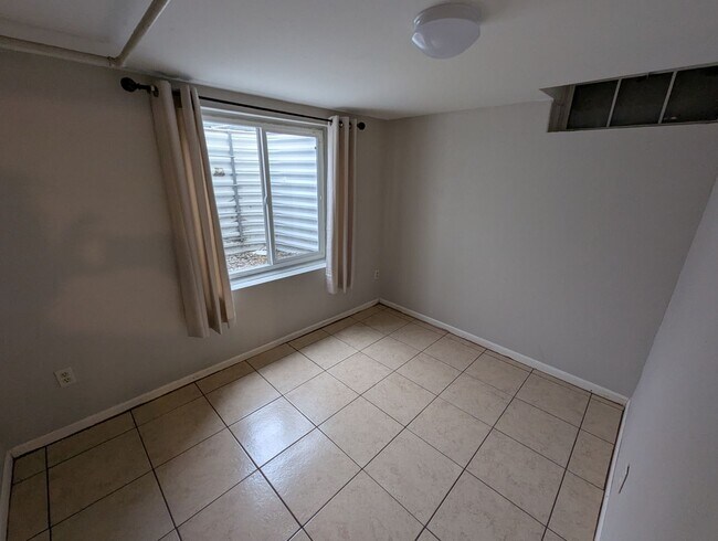 Building Photo - Spacious 6-Bedroom Home with 2 Kitchens! R...