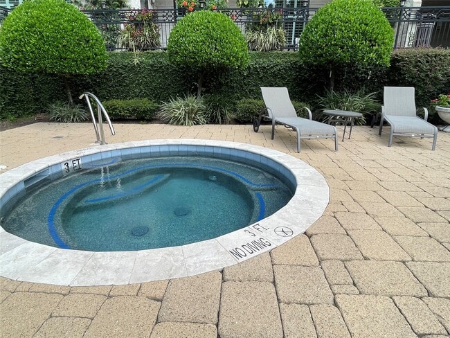 Building Photo - 5005 Hidalgo St