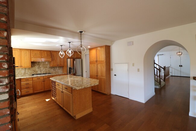 Building Photo - Beautiful home for Lease in Newbury Park!