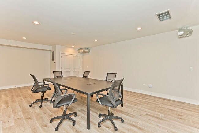 Building Photo - 2725 N Ashland Ave
