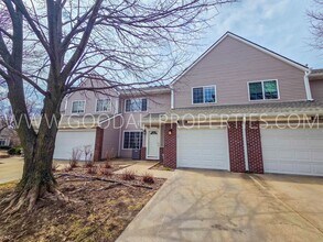 Building Photo - Beautiful 2 bedroom, 1.5 bath Townhouse in West Des Moines with 1-car attached garage