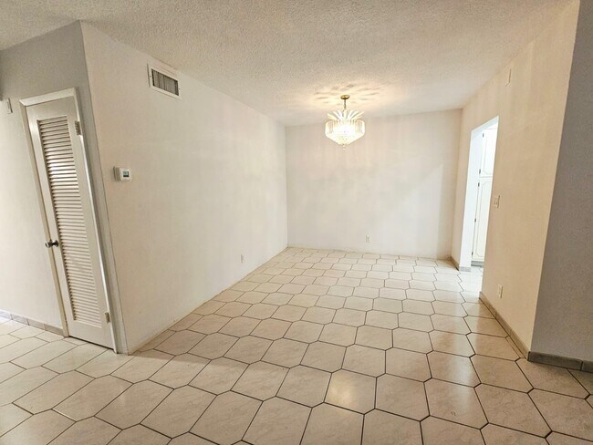 Building Photo - 501 Blue Heron Dr