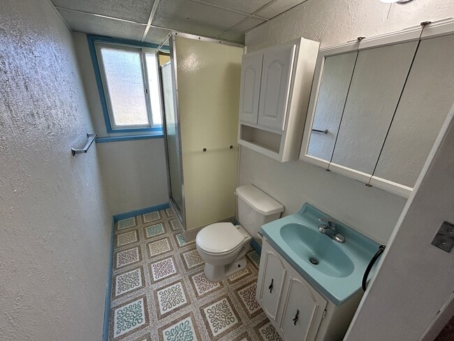 Building Photo - 5 Bed 2 Bath Home with 2 Car Attached Garage in Quiet Nice Neighborhood.