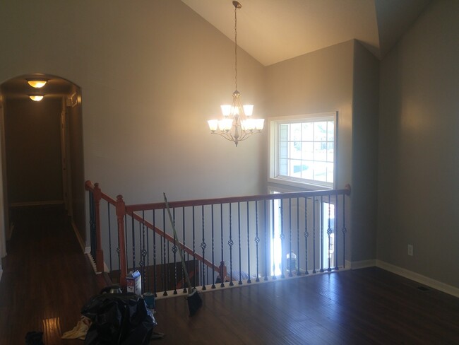 Building Photo - Large 5 bedroom raised ranch
