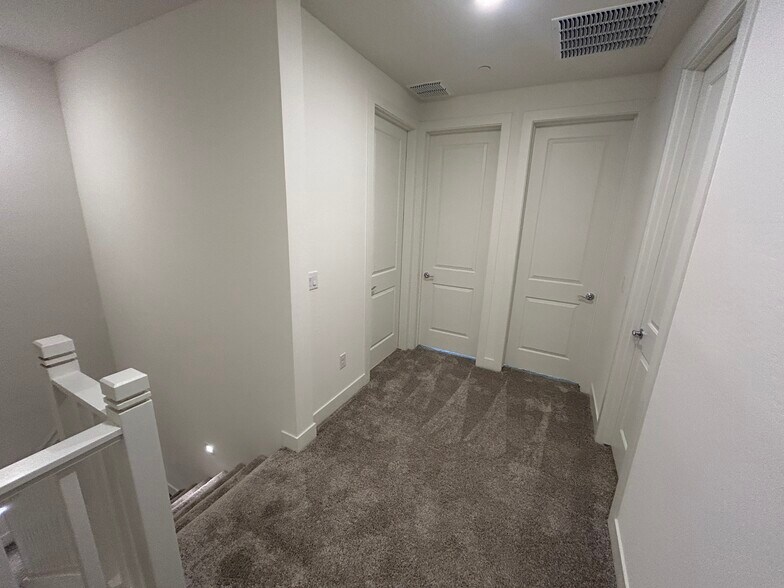 Building Photo - 2121 W Sonoran Desert Dr