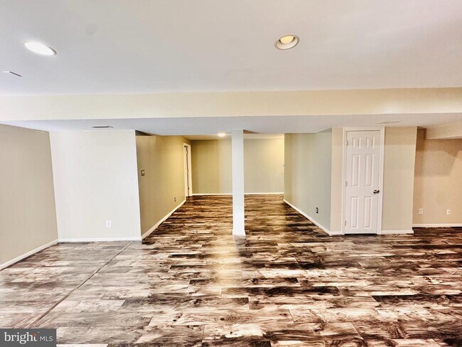 Building Photo - 28 Scotland Cir