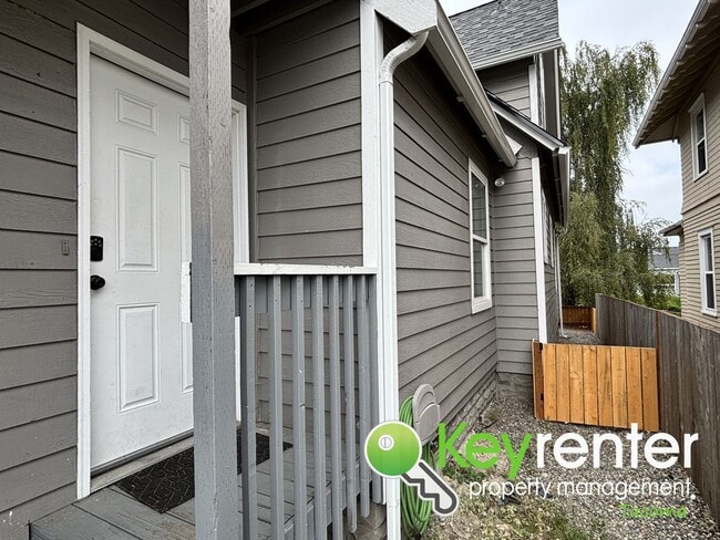 Building Photo - 50% Off First Month Rent - Modern 3-Bedroo...