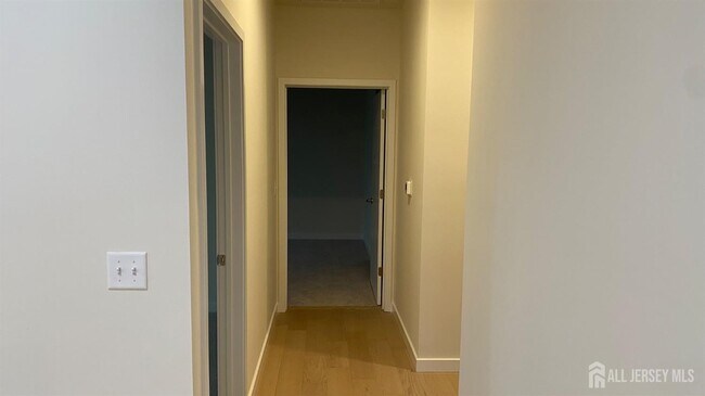 Building Photo - 611 Lorhan Dr