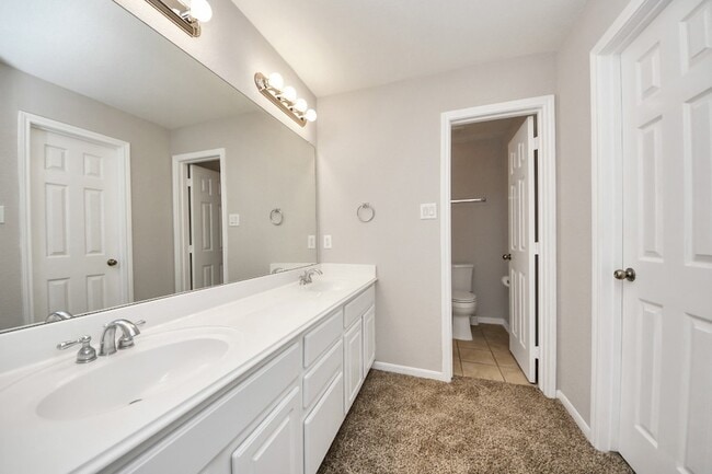 Building Photo - 4422 Roundtree Ln