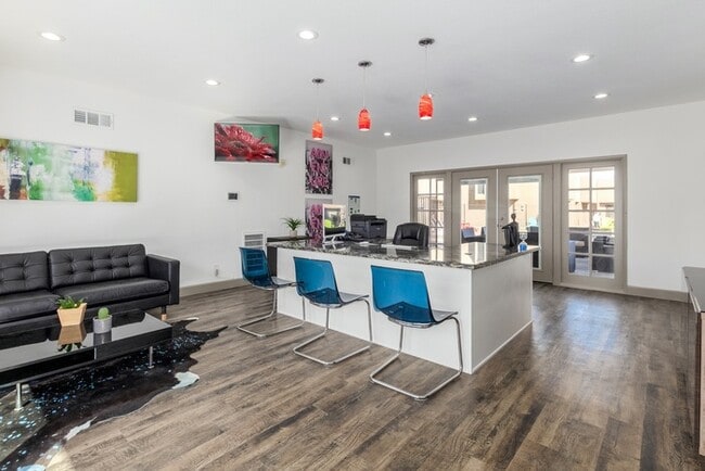 Building Photo - Move-in special $800.00