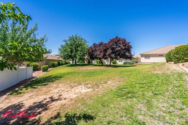 Building Photo - Fresh Carpet! Spacious 5-Bedroom Townhome