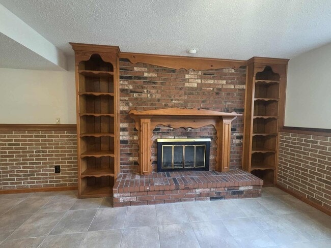 Building Photo - Spacious Home for Rent!