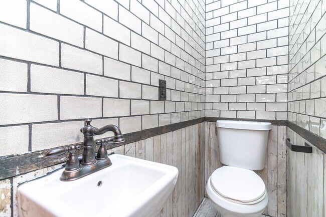 Building Photo - 208 Starr St