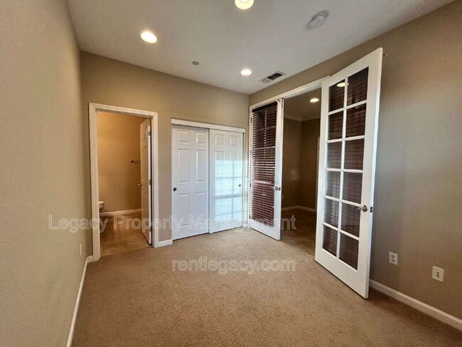 Building Photo - 5301 E Commerce Way