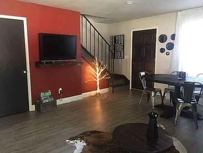 Building Photo - Remodeled 3 Bedroom Townhome (Wildwood & P...