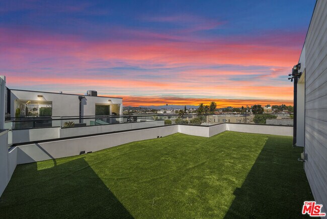 Building Photo - 733 N Gramercy Pl