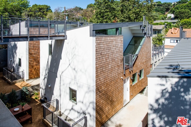 Building Photo - 8870 Wonderland Ave