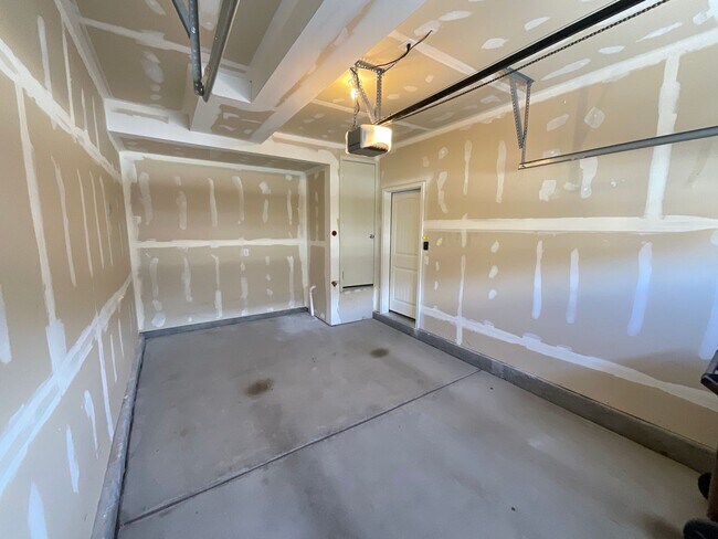 Building Photo - 3 Bedroom Townhome Available Near Hancock ...