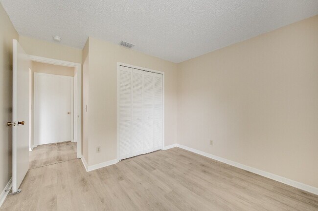 Building Photo - Spacious 3/2 with split plan and large fenced yard!