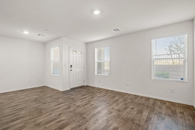 Building Photo - Modern 3 Bedroom Town House near Exploration Peak Park