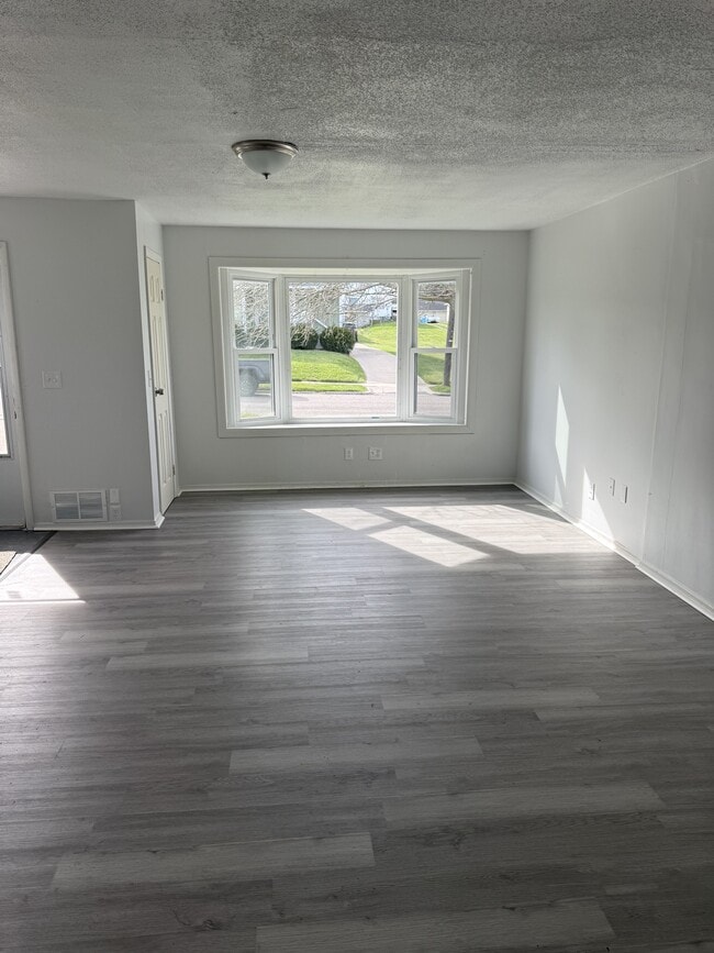 Building Photo - 506 8th St