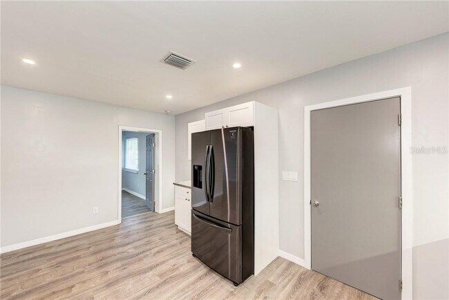 Building Photo - MOVE IN TO THIS SARASOTA HOME NOW WITH ZER...