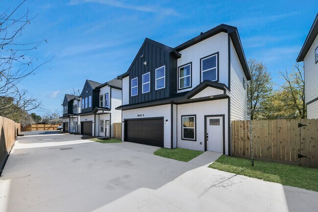 Building Photo - 8025 Peachtree St