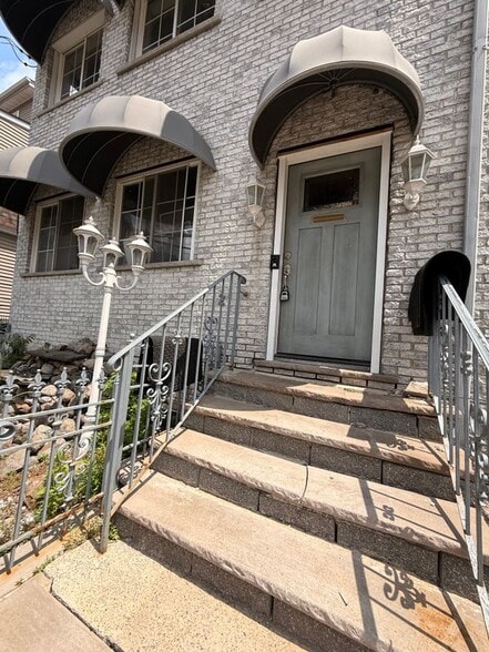Building Photo - 190 Vermont Ave
