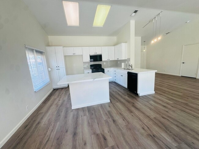 Building Photo - 78780 Birchcrest Cir