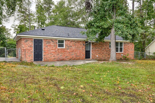 Building Photo - 208 Foxdale Dr