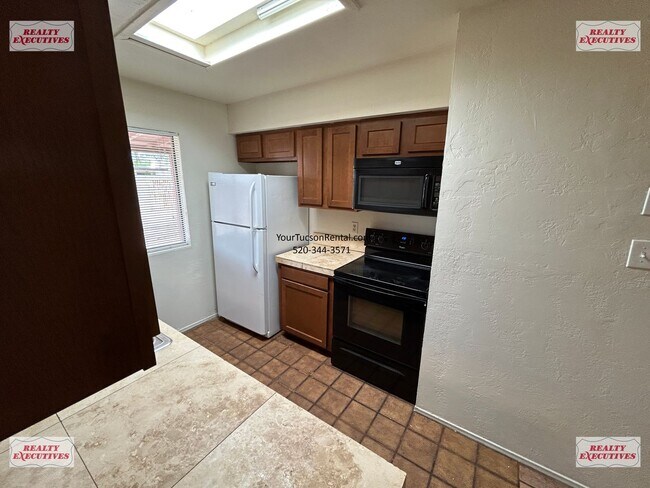 Building Photo - Tucson Blvd & Irvington Rd area - 4 Bedroo...