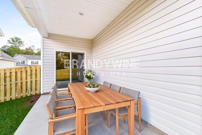 Building Photo - 588 Glenmanor Dr