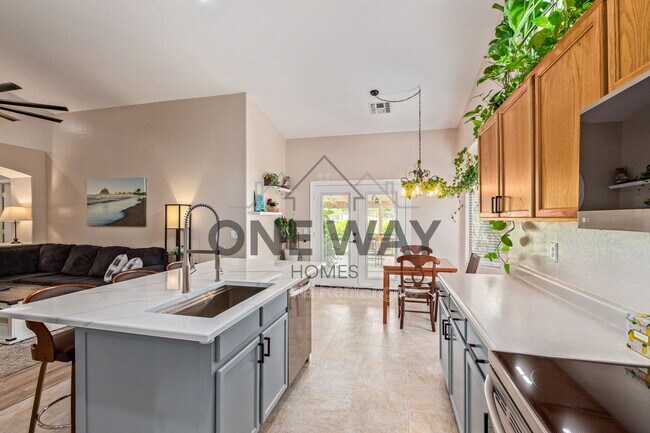 Building Photo - 543 S Wildrose