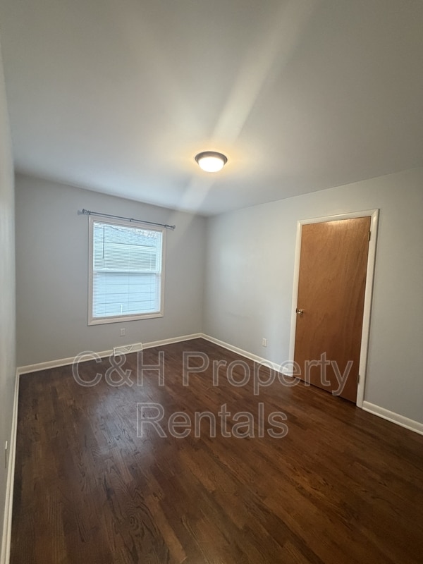 Building Photo - 915 Avenue F