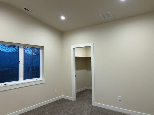 Building Photo - 2Br 2Full Baths and 2 walk in closets-privacy and space. Move in special $500 off first full mont...