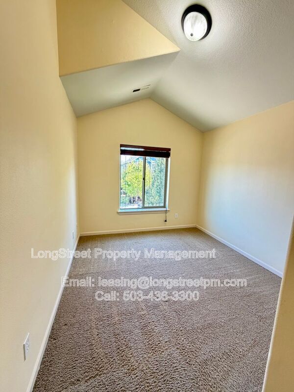 Building Photo - 823 Crouchen St NW