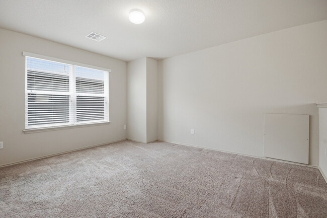 Building Photo - "Charming San Marcos Retreat: Spacious 3-Bedroom Home with 2.5 Baths on Lake Glen!"