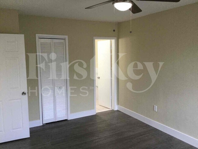 Building Photo - 18000 NW 6th Ct