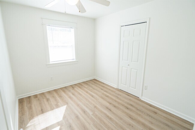 Building Photo - 406 Essex Dr