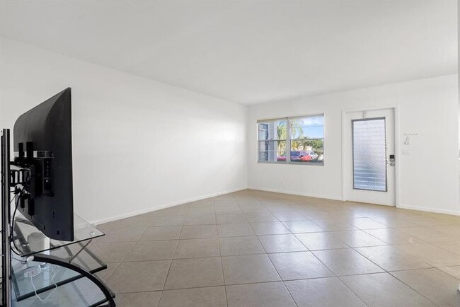 Building Photo - 1056 Exeter