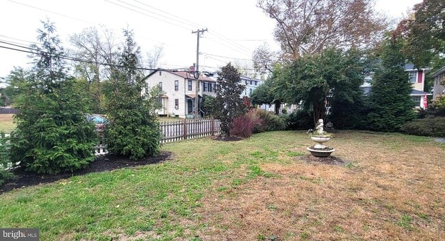 Building Photo - 264 Lake St