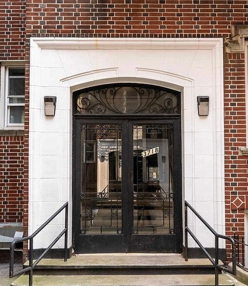 Building Front Door - 3718 Park Ave
