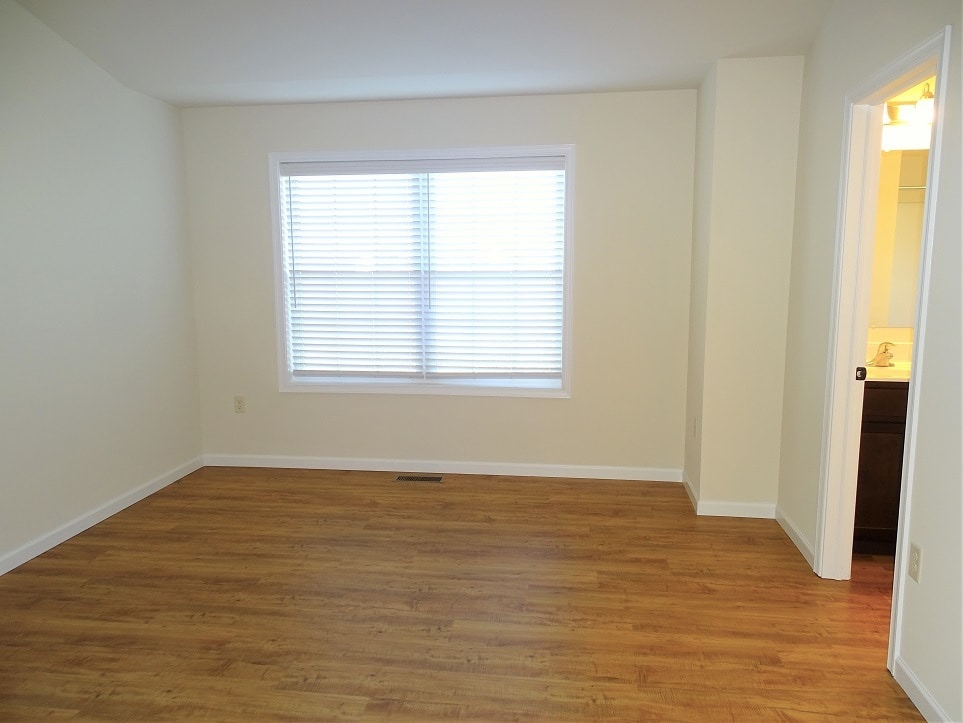 Building Photo - 345 Cedar Holw