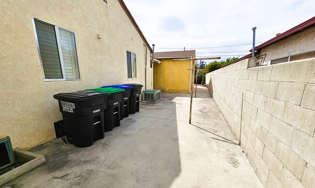 Building Photo - 2404 Foxglove Dr