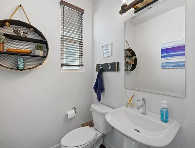 Building Photo - 1562- Vista del Mar Way
