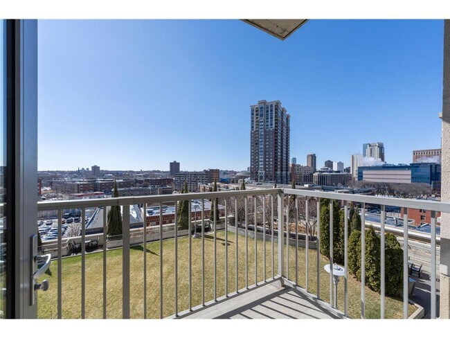 Building Photo - 929 Portland Ave